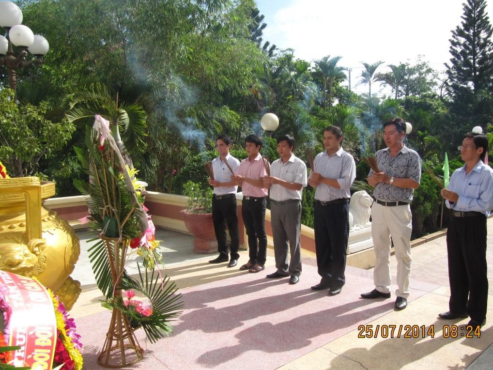 Lãnh đạo cơ quan cùng CCVC Trung tâm 3 dâng hương tưởng nhớ các Anh hùng Liệt sỹ ngành Bưu điện nhân ngày 27/7.