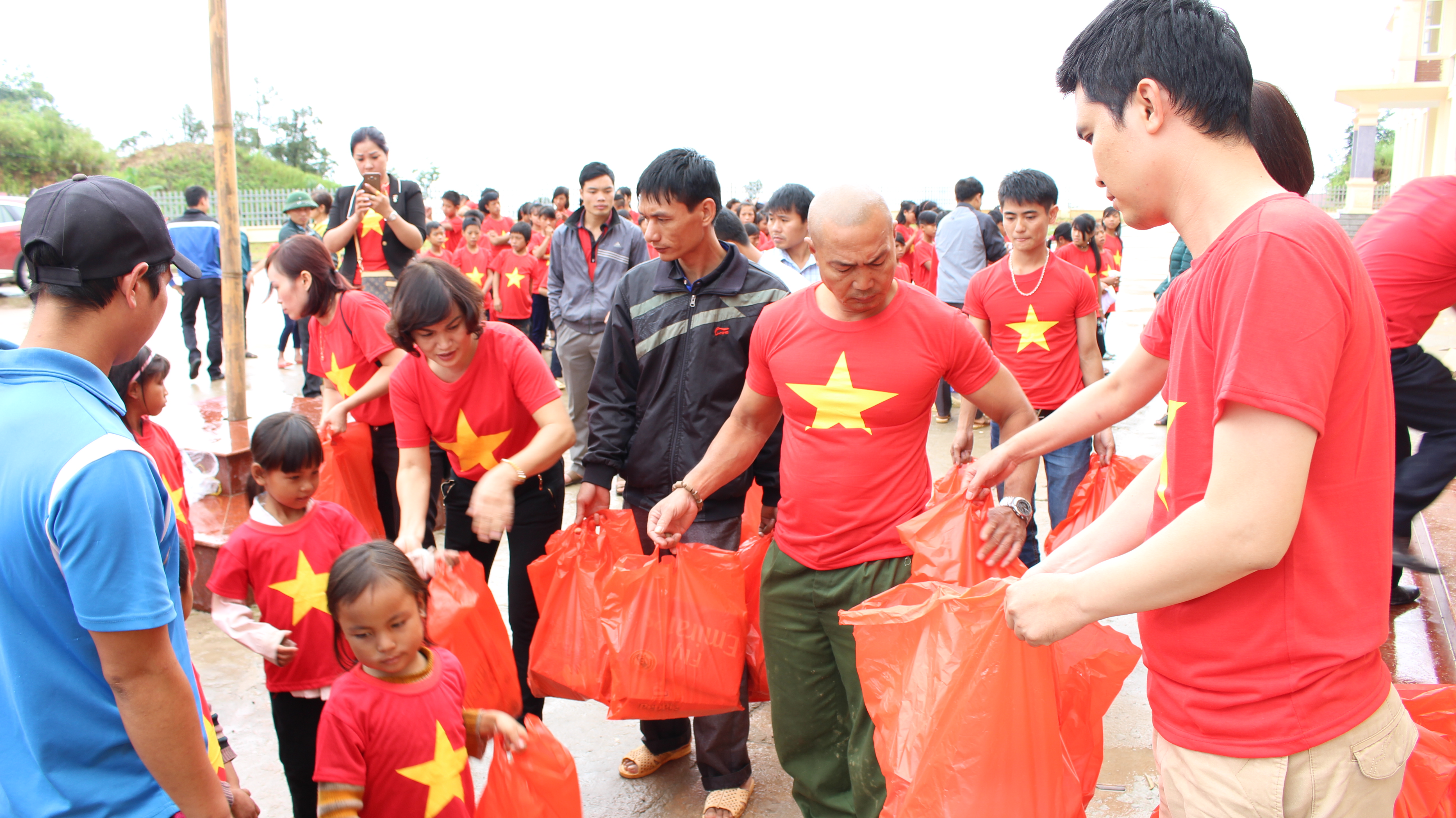 Trao quà tận tay cho các em học sinh