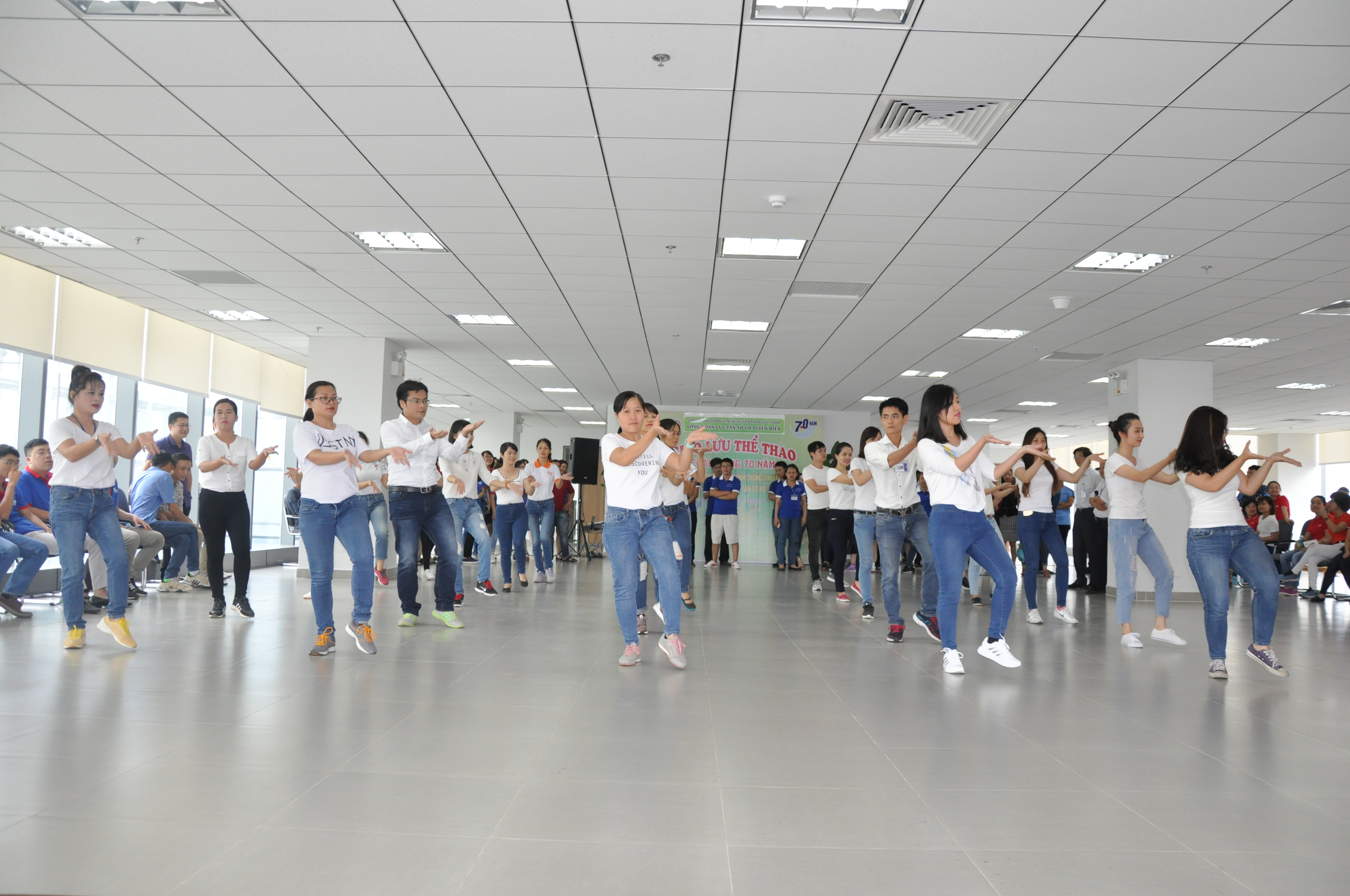 Tiết mục nhảy Flashmob của các đơn vị trong Tòa nhà biểu diễn chào mừng trước giờ khai mạc giao lưu thể thao