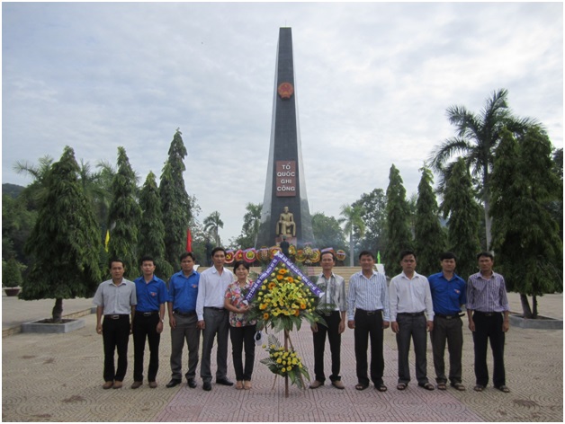 Đến dâng hương tại Nghĩa trang Liệt sĩ Hòn Dung – thành phố Nha Trang, tỉnh Khánh Hòa - là nơi an nghỉ của hơn 800 Liệt sĩ đã hy sinh qua các cuộc kháng chiến chống Pháp, chống Mỹ và cũng là nơi quy tập hài cốt của các Liệt sĩ hy sinh trên chiến trường Campuchia