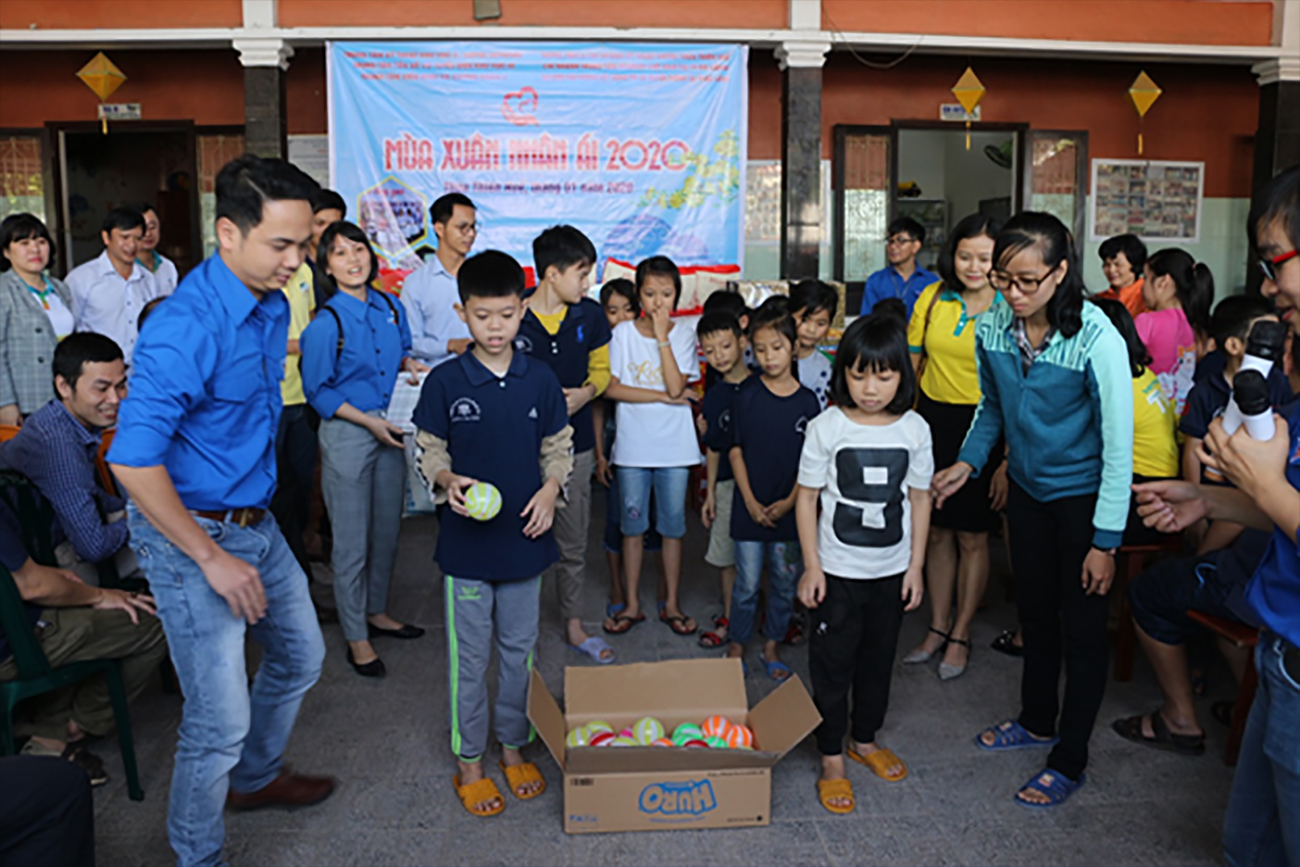 Các em sôi nổi tham gia trò chơi “Ném bóng vào rổ”