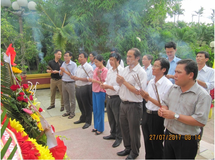 Dâng hương, tưởng niệm tại Đài Tưởng niệm Liệt sĩ ngành Bưu điện Quảng Nam - Đà Nẵng, tại quận Ngũ Hành Sơn, thành phố Đà Nẵng – Nơi đây có hơn 600 chiến sỹ giao bưu liên lạc tại khu V - Quảng Đà đã ngã xuống trong 2 cuộc kháng chiến chống Pháp, chống Mỹ