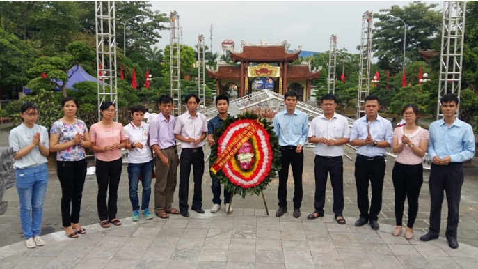 Đoàn CBCCVC Trung tâm V đến đặt vòng hoa và thắp hương tại Đền Liệt sĩ quận Hồng Bàng