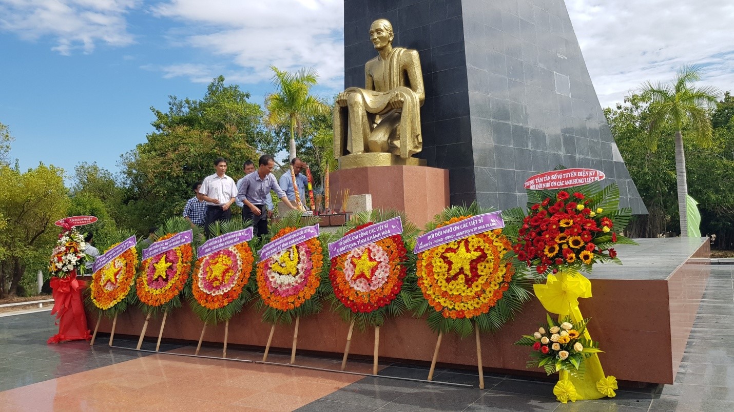 Lãnh đạo và công chức Trung tâm VII dâng hương tại Nghĩa trang Liệt sĩ Hòn Dung, Nha Trang, Khánh Hòa