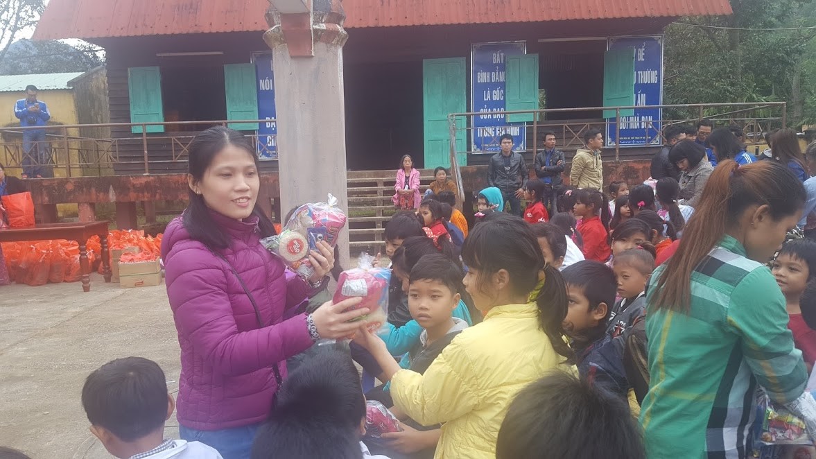 Phát bánh kẹo cho các em học sinh