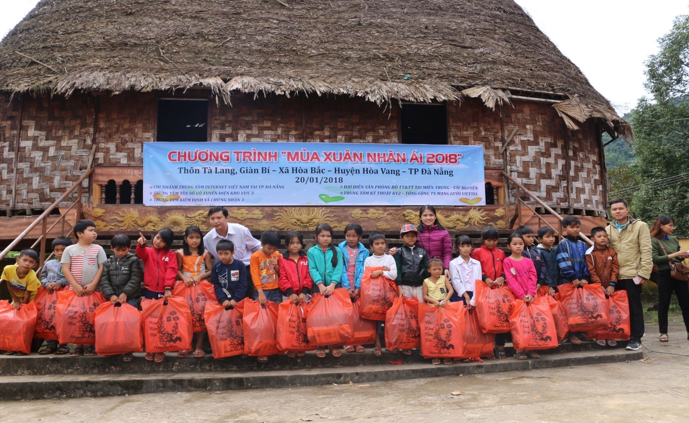 Đại diện Trung tâm III tặng quà cho các em học sinh