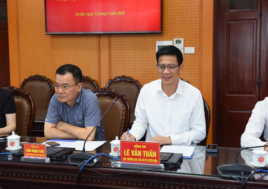 Đồng chí Lê Văn Tuấn, Cục trưởng Cục Tần số vô tuyến điện phát biểu tại hội nghị