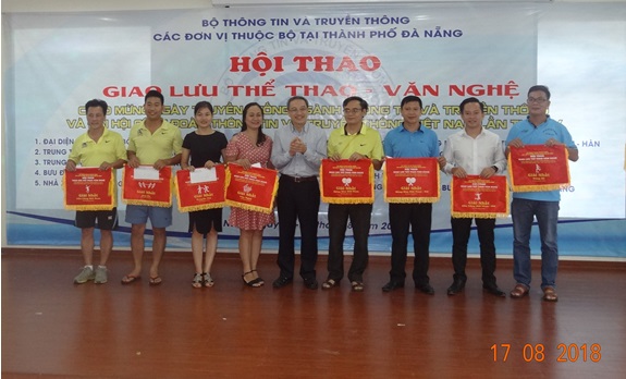 Thứ trưởng Bộ TTTT Phan Tâm trao giải Nhất cho các vận động viên tham dự Hội thao tại Đà Nẵng