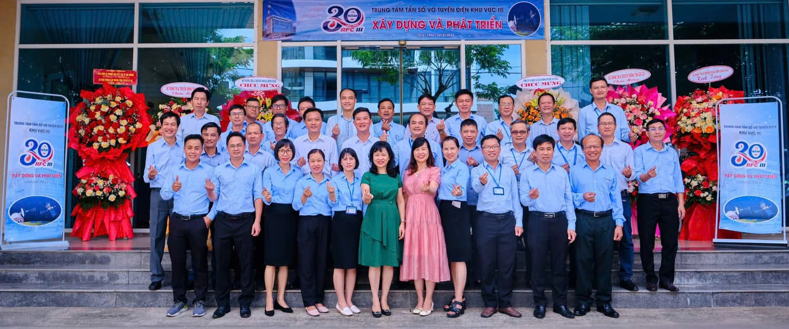 Các đại biểu chụp ảnh kỷ niệm cùng tập thể công chức, người lao động Trung tâm Tần số vô tuyến điện khu vực III vào dịp kỷ niệm 30 năm thành lập Trung tâm