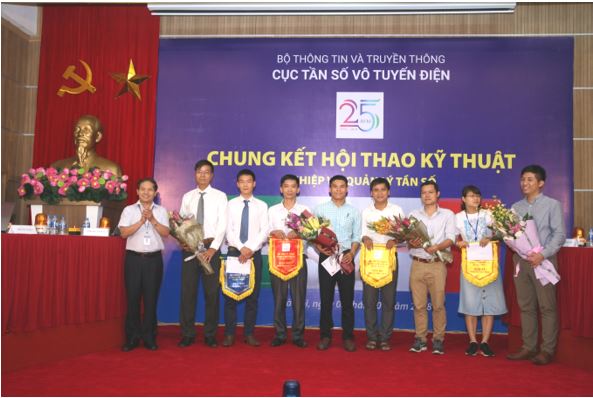 Cục trưởng Đoàn Quang Hoan trao giải phần thi lý thuyết