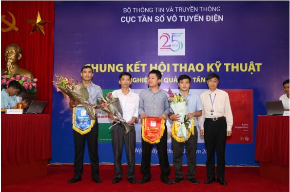 Phó Cục trưởng Nguyễn Ngọc Lâm trao giải phần thi thực hành