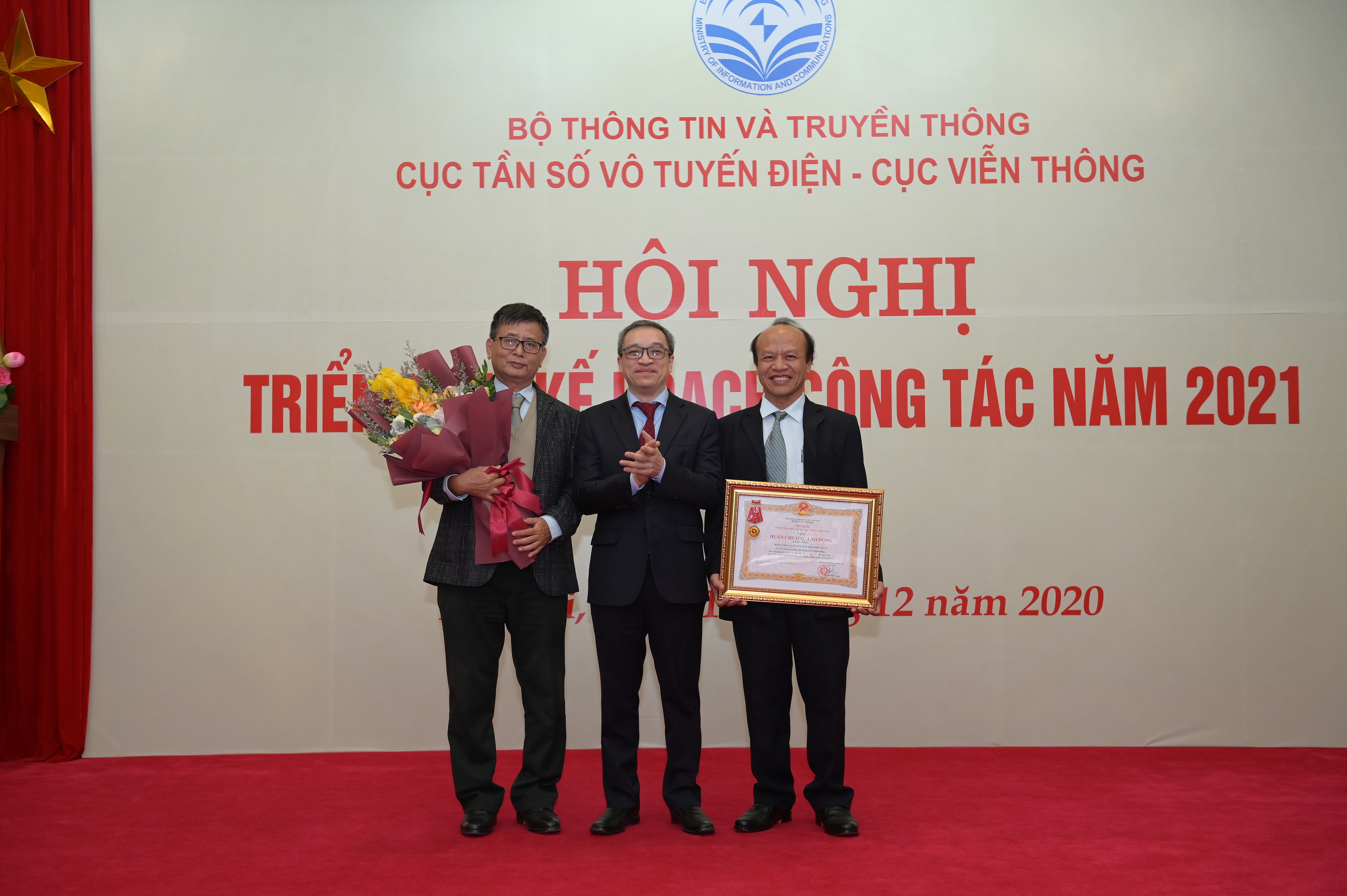 Thứ trưởng Phan Tâm trao Huân chương Lao động hạng Nhất cho Trung tâm Tần số VTĐ khu vực II