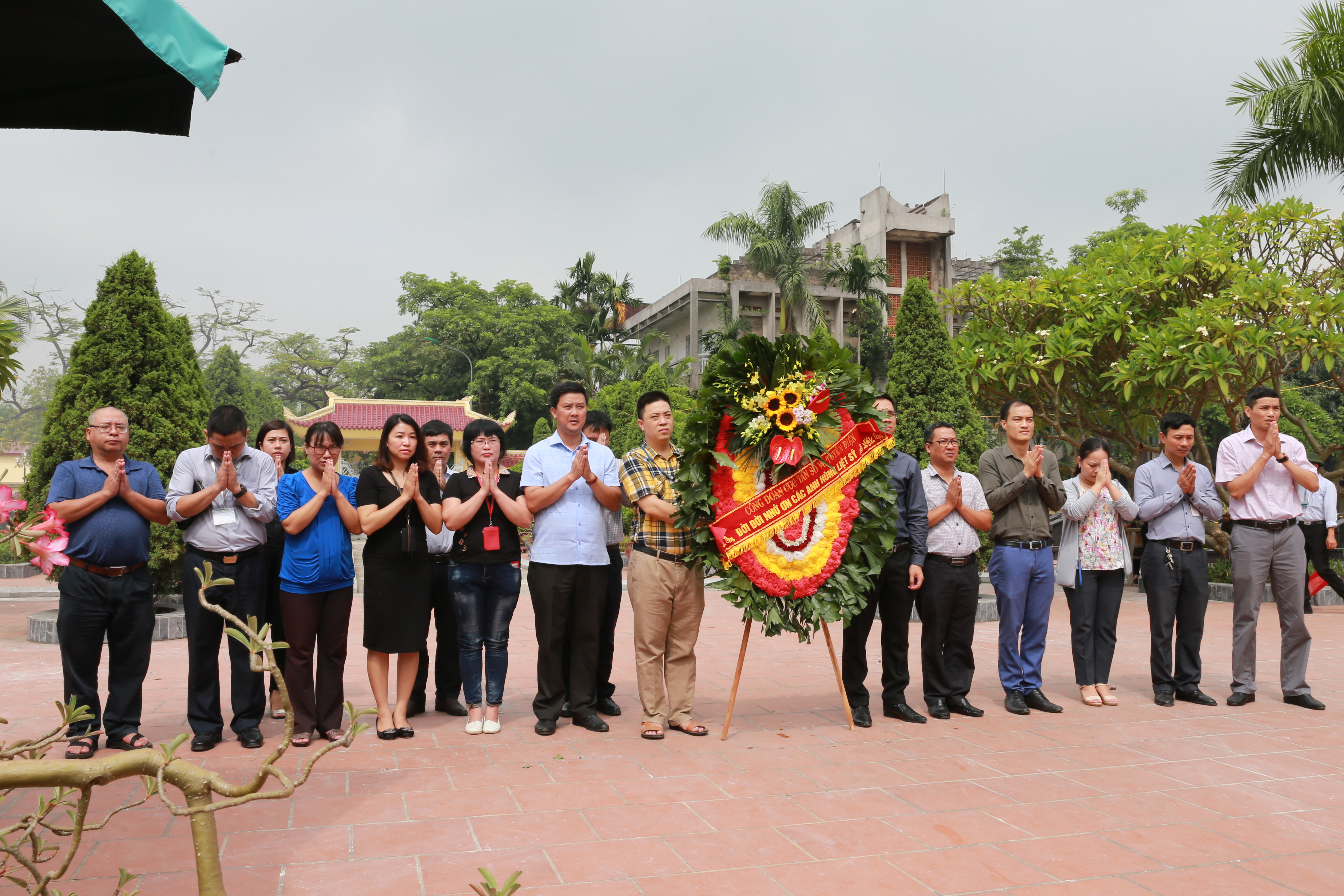 Đại diện các đơn vị thuộc Cục tại Hà Nội đến dâng hương, hoa tưởng niệm các Anh hùng Liệt sĩ tại Nghĩa trang Liệt sĩ Ngọc Hồi, Hà Nội