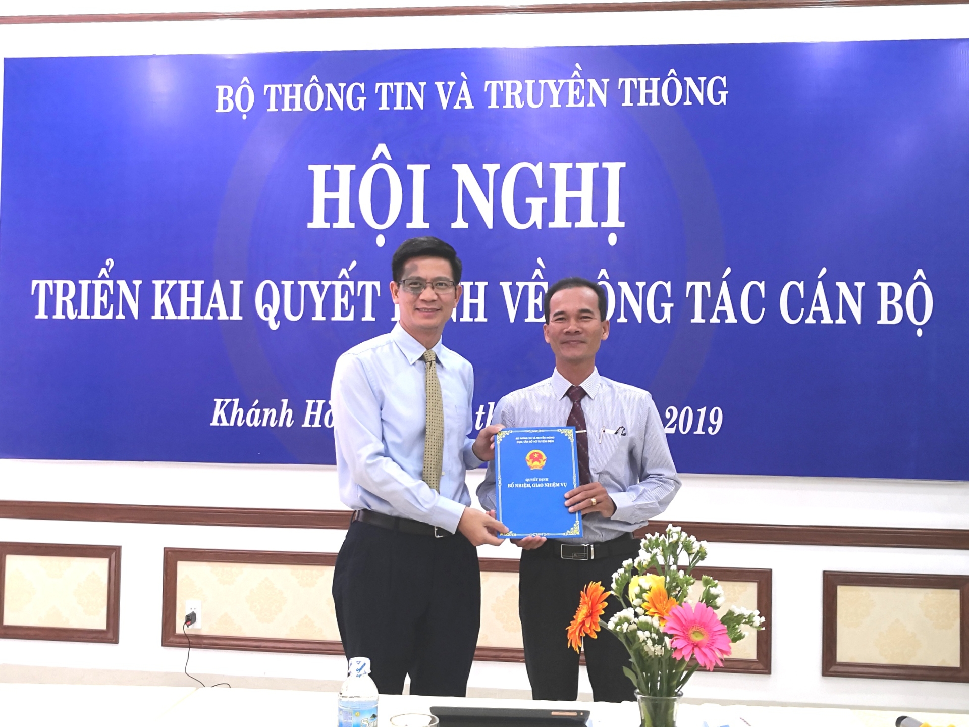 Phó Cục trưởng Cục Tần số VTĐ Lê Văn Tuấn trao Quyết định cho ông Nguyễn Minh Đồng