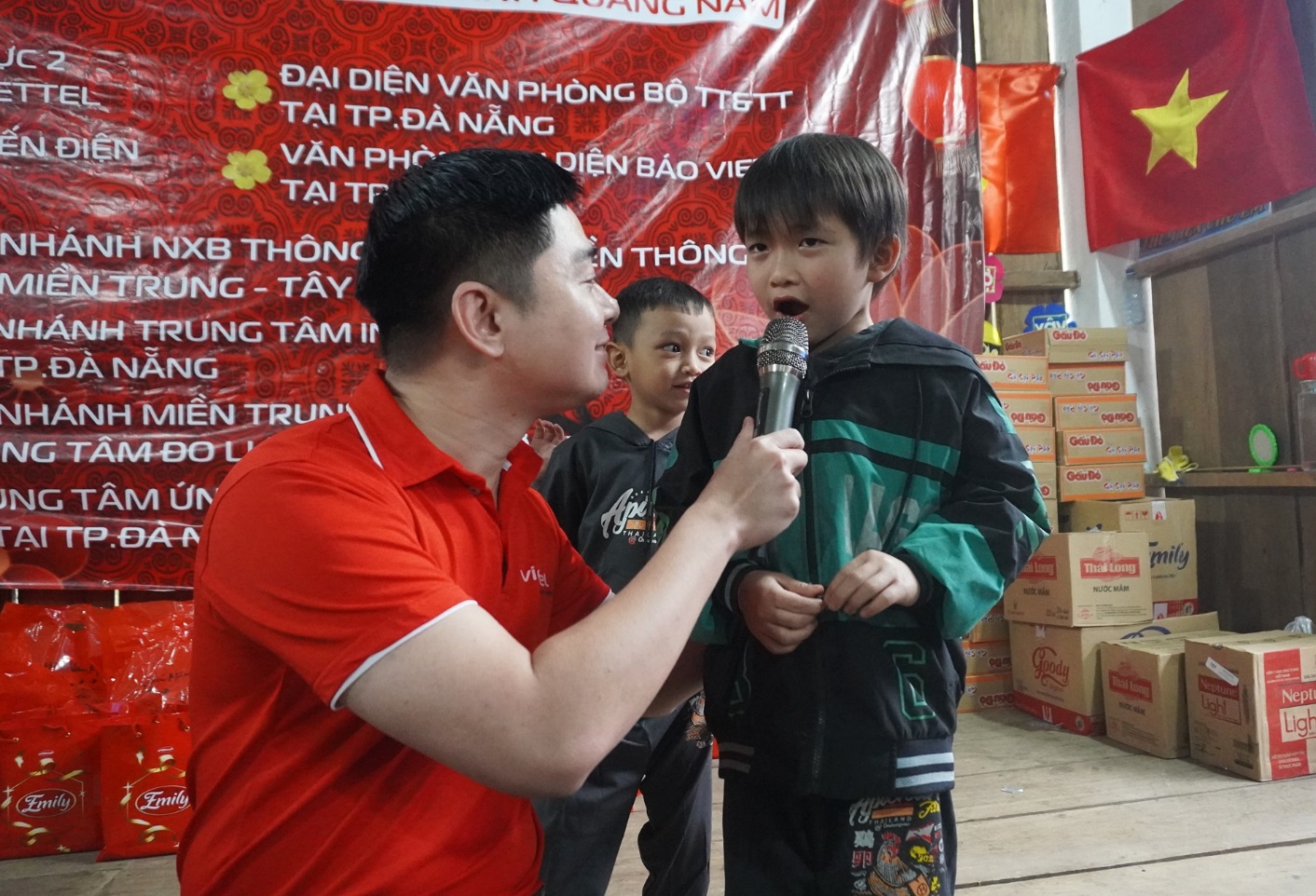 Em Nguyễn Công Lĩnh hát tặng Đoàn Thiện nguyện bài hát “Ngày đầu tiên đi học”