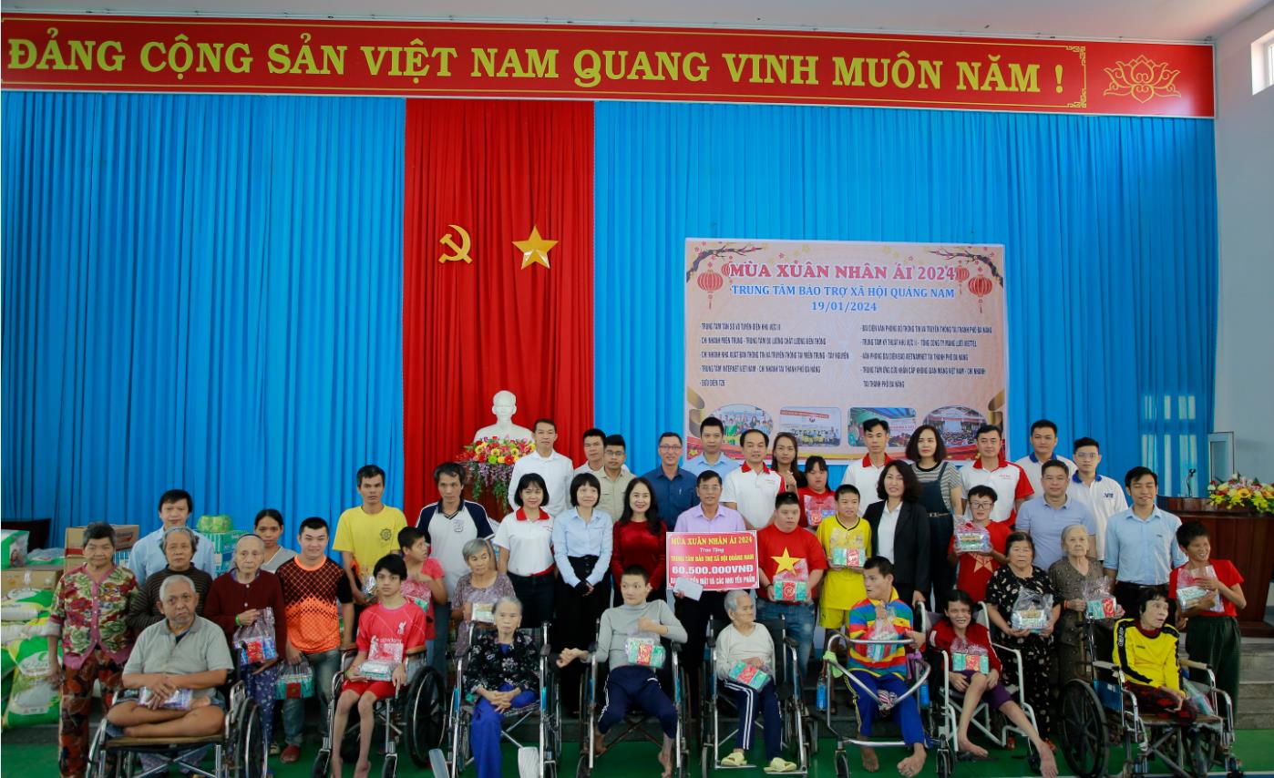 Đại diện các đơn vị tham gia Chương trình “Mùa xuân nhân ái năm 2024” chụp ảnh lưu niệm cùng với Trung tâm Bảo trợ Xã hội Quảng Nam