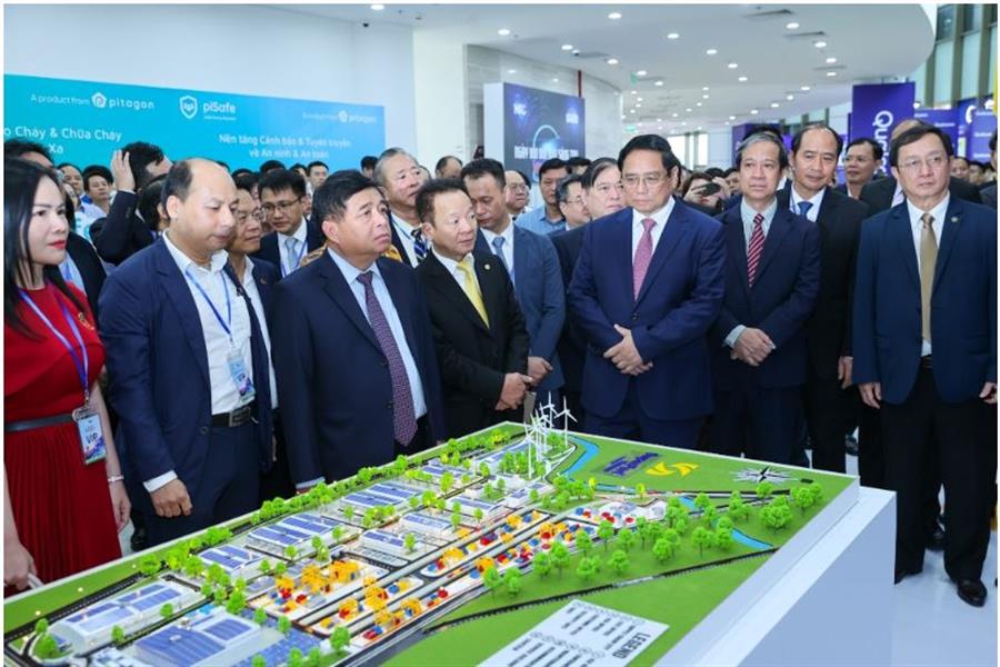 Thủ tướng và các đại biểu thăm các gian trưng bày sản phẩm ĐMST tại Ngày hội ĐMST Việt Nam năm 2024. (Ảnh: Báo điện tử Chính phủ).