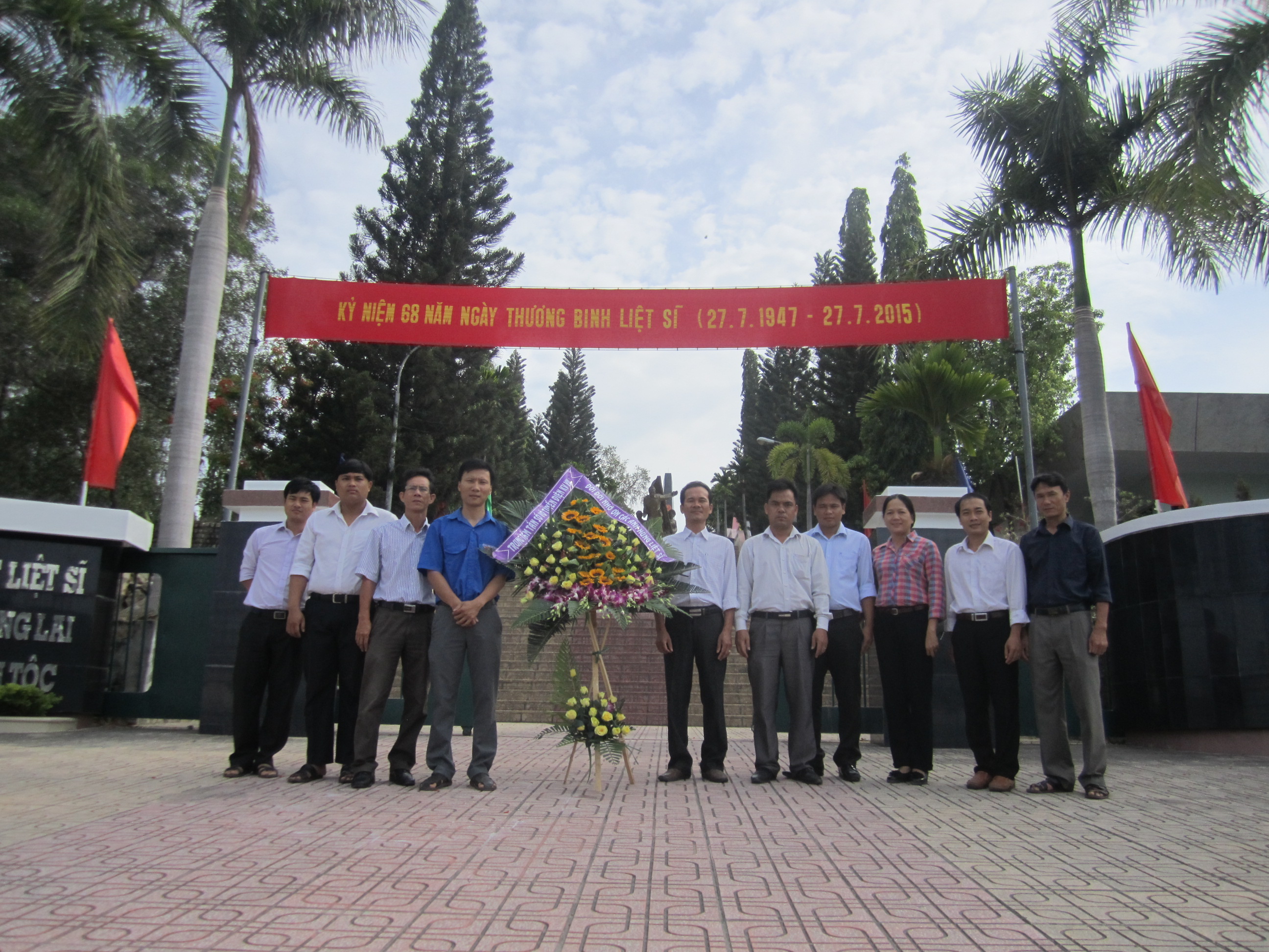 Đoàn Trung tâm Tần số VTĐ khu vực VII dâng hương tại Nghĩa trang Liệt sĩ Hòn Dung - Nơi an nghỉ của hơn 800 Liệt sĩ đã hy sinh qua các cuộc kháng chiến chống Pháp, chống Mỹ và cũng là nơi quy tập hài cốt của các Liệt sĩ hy sinh trên chiến trường Cam-pu-chia