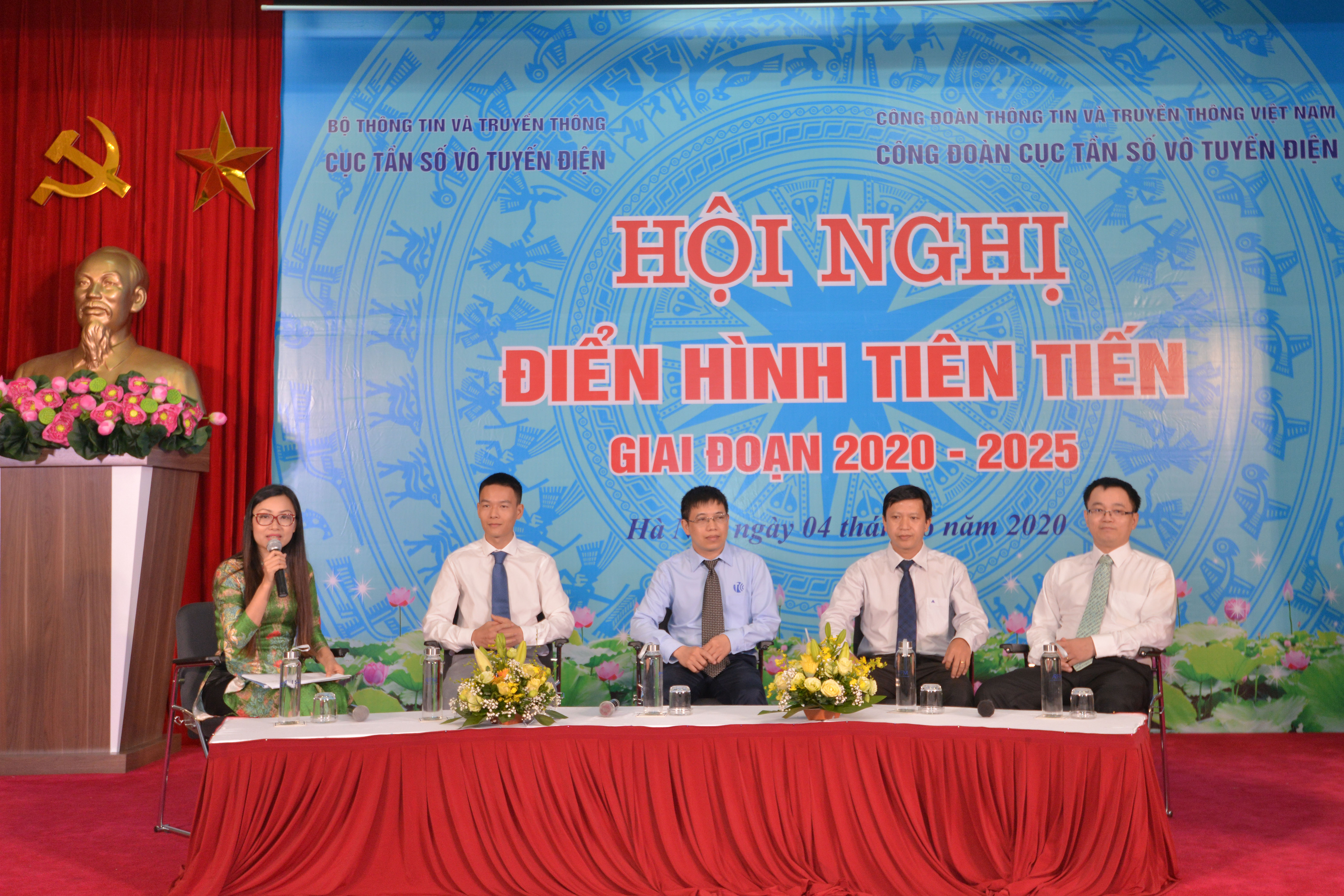 Đại diện 02 tập thể và 02 cá nhân ĐHTT giao lưu, tọa đàm trên sân khấu Hội nghị