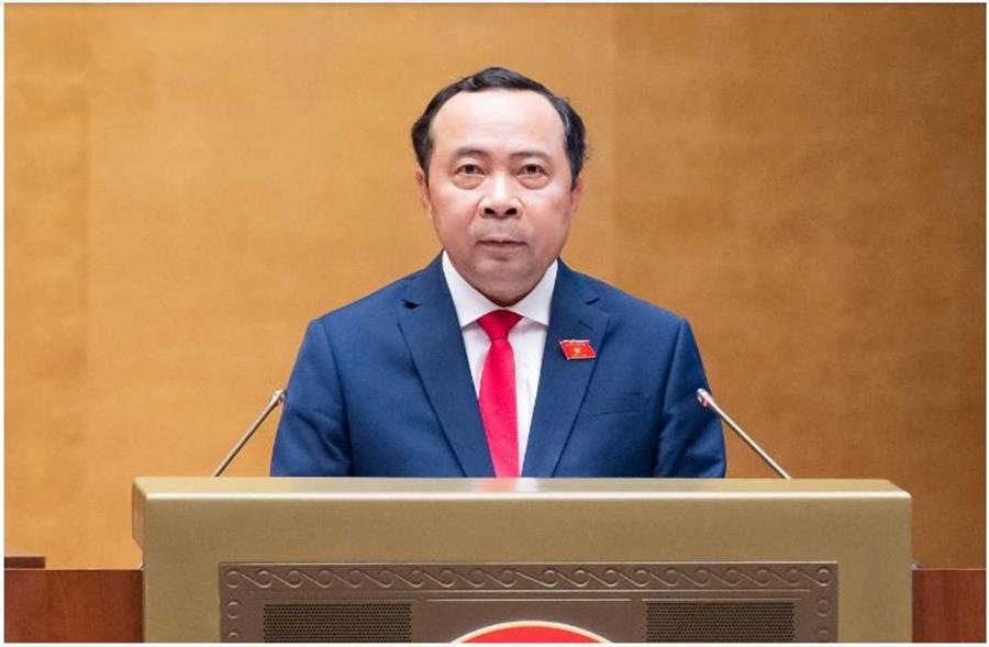 Bộ trưởng Vũ Hải Quân trình bày tóm tắt Tờ trình dự án Luật sửa đổi, bổ sung một số điều của Luật Tần số vô tuyến điện, Luật Viễn thông, Luật Giao dịch điện tử và Luật Chuyển giao công nghệ