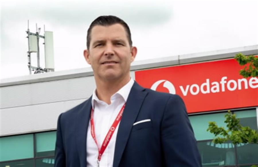 Ông James Hope – Trưởng bộ phận Mạng lưới miền Bắc của Vodafone UK chụp hình tại một trong những trạm gốc 5G mới ở Manchester
