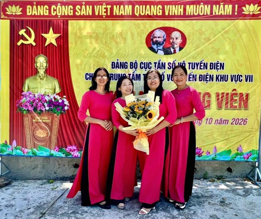 Chị em phụ nữ Trung tâm Tần số vô tuyến điện khu vực VII nhận hoa chúc mừng nhân Ngày Phụ nữ Việt Nam 20/10