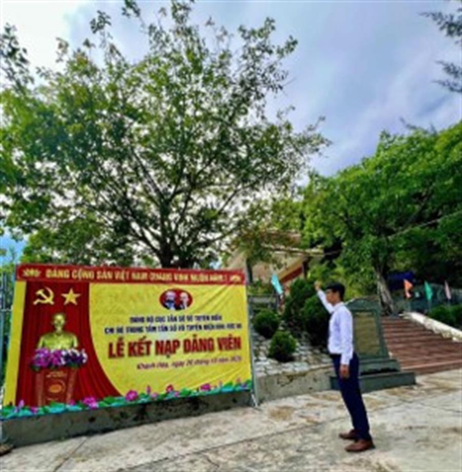 Đảng viên mới tuyên thệ trước cờ Tổ quốc, cờ Đảng và chân dung Chủ tịch Hồ Chí Minh