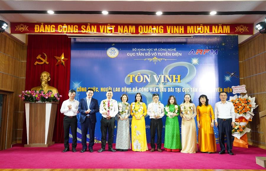 Lãnh đạo Cục chụp hình lưu niệm cùng 06 công chức, người lao động được tôn vinh